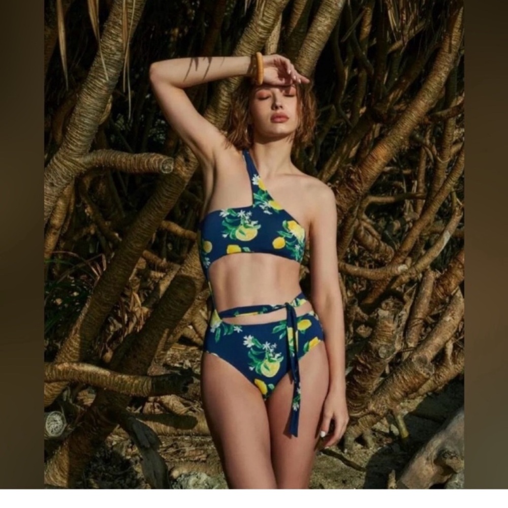 🆕 WET Swimwear blue, and white and yellow with lemons and white flowers